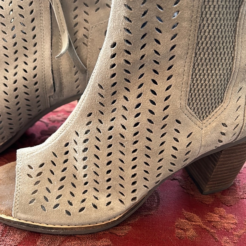 Tom’s tan suede ankle boots with the zipper
